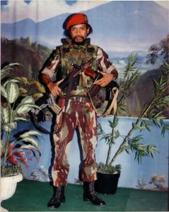 Satu-Dari-Sekian-Komandan-Milisi-Pro-Indonesia-Wilayah-Timur-Kebal-Peluru-Bernama-Juliao-di-Baucau-Orang-Timor-Timur-Eks-Tentara-Portugal-Yang-Direkrut-Oleh-ABRI-Mereka-Direkrut-Secara-Ilegal-Diberi-Gaji dan Pangkat-Komandan