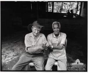 John ‘Paddy’ dan Rufino Alves ‘Evaristo’ Correia mereka adalah veteran Perang Dunia ke II, sedang berjabat tangan di Dili, Timor-Leste